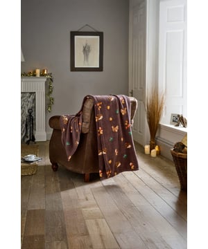 Bring the outdoors in with the Hogging It Throw. This 240gsm coral fleece blanket (140x180cm) showcases hedgehogs, squirrels, acorns, and mushrooms for a warm and whimsical woodland touch.
