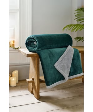 Wrap yourself in woodland charm with the Hazelwood Throw in Forest Green. At 130x170cm, this sherpa-lined fleece blanket delivers indulgent softness while adding a rich, natural colour accent to your room.