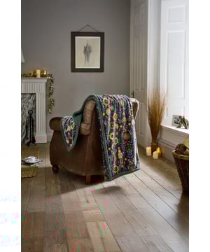Add a touch of Christmas cheer with the Folkloric Nutcracker Throw. This 130x170cm flannel blanket with sherpa reverse features nutcrackers, trees, and folkloric florals for a cosy festive feel.
