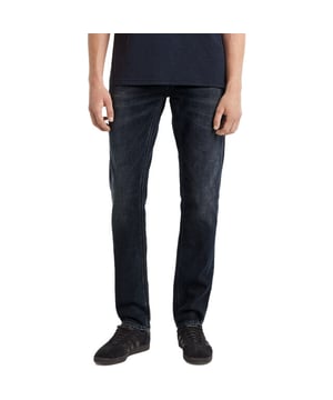 
Ervaar ultiem comfort en zelfvertrouwen met deze Denham slim fit jeans in een stijlvolle blauwe kleur. Het hoogwaardige katoen met elastaan zorgt voor optimale bewegingsvrijheid en een zachte touch op de huid. De normale taille en lengte geven je een tijdloze look die altijd goed staat. Dankzij de slanke pasvorm voel je je direct gestroomlijnd en verzorgd, zonder in te leveren op draaggemak. De klassieke 5-pocket styling en donkere wassing maken deze jeans geschikt voor elke gelegenheid, van casual tot zakelijk. De knoopsluiting biedt een betrouwbare en stevige fit, iedere dag opnieuw. Je zult merken dat deze heren jeans moeiteloos jouw favoriete item wordt. Laat je uitstraling spreken en kies voor kwaliteit en stijl met Denham.
