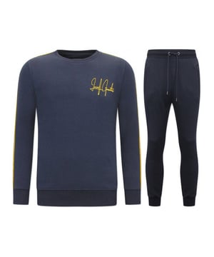 Altijd in de LF Amsterdam uitverkoop op V&D. Dit item koop je nu met flinke korting in de LF Amsterdam outlet!
Exclusieve Joggingpak Mannen - Greek Ribbon - Blauw - <p><strong>Specificaties:<br /></strong>- Exclusieve Joggingpak Mannen<br />- Greek Ribbon<br />- Kleur: Blauw<br />- Artikel code: 11-6509B <br />- Seizoen: Voorjaar / Najaar<br />- Zakken Vest: 2 Steekzakken<br />- Mouwen: Lange Mouw<br />- Zakken broek: 2 Steekzakken<br />- Kwalitatief Hoogwaardige Afwerking<br />- Materiaal: 84% Katoen en 16% Polyester<br />- Weefsel: Dun geweven<br />- Pasvorm: Slim Fit<br />- Pasvorm broek: Slim Fit<br />- Wasvoorschrift: Machinewas 30 graden, Binnenste buiten wassen (Niet in de droger)<br />- Beschikbare maten: S - M - L - XL - XXL </p>
<p><span style="vertical-align: inherit;"><strong><b>Local Fanatic</b></strong>is een jong merk voor modebewuste mannen die aandacht besteden aan kleding en uiterlijk met de Allure en Glamour. Kenmerkend van het merk zijn de zeefdruk- en digitaal prints die gegarandeerd staan voor kwaliteit van vooruitstrevende stoffen in Italiaanse pasvormen.</span></p>