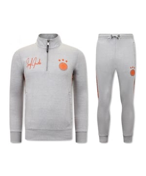LF Amsterdam jouw favoriete merk? Op V&D vind je LF Amsterdam altijd in de uitverkoop in onze LF Amsterdam outlet dus sla snel je slag!
Heren Joggingspak - Half Zipper, Double Ribbon - Grijs / Oranje - <p><strong>Specificaties:<br /></strong>- Heren Joggingspak<br />- Half Zipper, Double Ribbon<br />- Kleur: Grijs / Oranje<br />- Artikel code: 11-6516GO <br />- Seizoen: Voorjaar / Najaar<br />- Zakken Vest: 2 Steekzakken<br />- Mouwen: Lange Mouw<br />- Zakken broek: 2 Steekzakken<br />- Kwalitatief Hoogwaardige Afwerking<br />- Materiaal: 84% Katoen en 16% Polyester<br />- Weefsel: Dun geweven<br />- Pasvorm: Slim Fit<br />- Pasvorm broek: Slim Fit<br />- Wasvoorschrift: Machinewas 30 graden, Binnenste buiten wassen (Niet in de droger)<br />- Beschikbare maten: S - M - L - XL - XXL </p>
<p><span style="vertical-align: inherit;"><strong><b>Local Fanatic</b></strong>is een jong merk voor modebewuste mannen die aandacht besteden aan kleding en uiterlijk met de Allure en Glamour. Kenmerkend van het merk zijn de zeefdruk- en digitaal prints die gegarandeerd staan voor kwaliteit van vooruitstrevende stoffen in Italiaanse