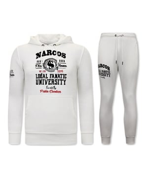 Wat een heerlijk item uit de nieuwe collectie van LF Amsterdam is dit! Ben er op tijd bij want voor deze hardloper geld op=op!.
Exclusieve Heren Joggingspak - Narcos University - Wit - <p><strong>Specificaties:<br /></strong>- Exclusieve Heren Joggingspak<br />- Narcos University<br />- Kleur: Wit<br />- Artikel code: 11-6464W<br />- Seizoen: Voorjaar / Najaar<br />- Zakken Vest: 2 Steekzakken<br />- Mouwen: Lange Mouw<br />- Zakken broek: 2 Steekzakken<br />- Kwalitatief Hoogwaardige Afwerking<br />- Materiaal: 84% Katoen en 16% Polyester<br />- Weefsel: Dun geweven<br />- Pasvorm: Slim Fit<br />- Pasvorm broek: Slim Fit<br />- Wasvoorschrift: Machinewas 30 graden, Binnenste buiten wassen (Niet in de droger)<br />- Beschikbare maten: S - M - L - XL - XXL </p>
<p><b>Local Fanatic</b> is een jong merk voor modebewuste mannen die aandacht besteden aan kleding en uiterlijk met de Allure en Glamour. Kenmerkend van het merk zijn de zeefdruk- en digitaal prints die gegarandeerd staan voor kwaliteit van vooruitstrevende stoffen in Italiaanse pasvormen.</p>