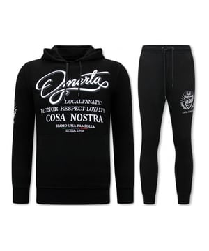 Nu dit artikel van LF Amsterdam met hoge korting in de LF Amsterdam outlet op V&D!
Exclusieve Heren Joggingspak - Omerta, Cosa Nostra - Zwart - <p><strong>Specificaties:<br /></strong>- Exclusieve Heren Joggingspak<br />- Omerta, Cosa Nostra<br />- Kleur: Zwart<br />- Artikel code: 11-6517Z<br />- Seizoen: Voorjaar / Najaar<br />- Zakken Vest: 2 Steekzakken<br />- Mouwen: Lange Mouw<br />- Zakken broek: 2 Steekzakken<br />- Kwalitatief Hoogwaardige Afwerking<br />- Materiaal: 84% Katoen en 16% Polyester<br />- Weefsel: Dun geweven<br />- Pasvorm: Slim Fit<br />- Pasvorm broek: Slim Fit<br />- Wasvoorschrift: Machinewas 30 graden, Binnenste buiten wassen (Niet in de droger)<br />- Beschikbare maten: S - M - L - XL - XXL </p>
<p><b>Local Fanatic</b> is een jong merk voor modebewuste mannen die aandacht besteden aan kleding en uiterlijk met de Allure en Glamour. Kenmerkend van het merk zijn de zeefdruk- en digitaal prints die gegarandeerd staan voor kwaliteit van vooruitstrevende stoffen in Italiaanse pasvormen.</p>