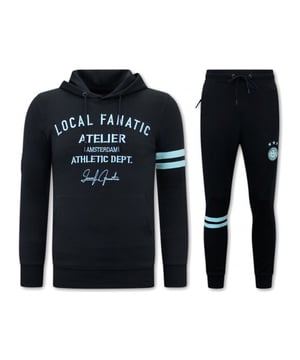 
Heren Trainingspak - Athletic Dept. - Blauw / Mint - <p><strong>Specificaties:<br /></strong>- Heren Trainingspak<br />- Athletic Dept.<br />- Kleur: Blauw / Mint<br />- Artikel code: 11-6514BM <br />- Seizoen: Voorjaar / Najaar<br />- Zakken Vest: 2 Steekzakken<br />- Mouwen: Lange Mouw<br />- Zakken broek: 2 Steekzakken<br />- Kwalitatief Hoogwaardige Afwerking<br />- Materiaal: 84% Katoen en 16% Polyester<br />- Weefsel: Dun geweven<br />- Pasvorm: Slim Fit<br />- Pasvorm broek: Slim Fit<br />- Wasvoorschrift: Machinewas 30 graden, Binnenste buiten wassen (Niet in de droger)<br />- Beschikbare maten: S - M - L - XL - XXL </p>
<p><span style="vertical-align: inherit;"><strong><b>Local Fanatic</b></strong>is een jong merk voor modebewuste mannen die aandacht besteden aan kleding en uiterlijk met de Allure en Glamour. Kenmerkend van het merk zijn de zeefdruk- en digitaal prints die gegarandeerd staan voor kwaliteit van vooruitstrevende stoffen in Italiaanse pasvormen.</span></p>