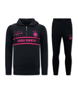 Dit item koop je nu extra voordelig in onze Herenkleding Outlet outlet waar het altijd Local Fanatic sale is. Jouw Local Fanatic artikelen het hele jaar in de uitverkoop!
Heren Trainingspak - Double Line Signed - Blauw / Roze - <p><strong>Specificaties:<br /></strong>- Heren Trainingspak<br />- Double Line Signed<br />- Kleur: Blauw / Roze<br />- Artikel code: 11-6515BR <br />- Seizoen: Voorjaar / Najaar<br />- Zakken Vest: 2 Steekzakken<br />- Mouwen: Lange Mouw<br />- Zakken broek: 2 Steekzakken<br />- Kwalitatief Hoogwaardige Afwerking<br />- Materiaal: 84% Katoen en 16% Polyester<br />- Weefsel: Dun geweven<br />- Pasvorm: Slim Fit<br />- Pasvorm broek: Slim Fit<br />- Wasvoorschrift: Machinewas 30 graden, Binnenste buiten wassen (Niet in de droger)<br />- Beschikbare maten: S - M - L - XL - XXL </p>
<p><span style="vertical-align: inherit;"><strong><b>Local Fanatic</b></strong>is een jong merk voor modebewuste mannen die aandacht besteden aan kleding en uiterlijk met de Allure en Glamour. Kenmerkend van het merk zijn de zeefdruk- en digitaal prints die gegarandeerd staan voor kwaliteit van vooruitstrevende stoffen in Italiaanse