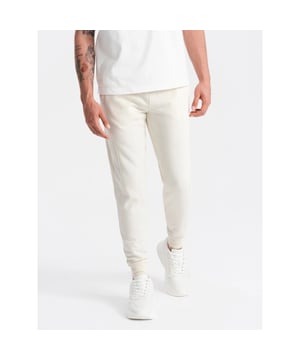 
Heren joggingbroek van het Fashion Italia merk Ombre. De mannen broek is gemaakt van zachte aangename joggingstof. Ook heeft de loungebroek heren een normale pasvorm. Deze joggingbroek heren is ideaal voor fitness en casual gebruik.

 Ombre Basic collectie
heren trainingspak joggingbroek
benen afgewerkt met een bies
decoratieve stiksels aan de zijkanten
twee steekzakken aan de voorkant
achterzak
trekkoord tailleband met geribbelde rand
zachte afwerking aan de binnenkant
subtiele branding - decoratieve oogjes en badge
Materiaal: 100% katoen
Kleur: creme
Lengte van het model: 186 cm.
Het model presenteert het product in maat: M

 Artikelnummer: 0174-V5-CR Houd je joggingbroek langer mooi!
Was joggingbroek binnenstebuiten op maximaal 30°C met gelijksoortige stoffen of in een waszak. 
Samen wassen met (ruwe) handdoeken of spijkerstof veroorzaakt slijtage en pluisvorming
Gebruik een
