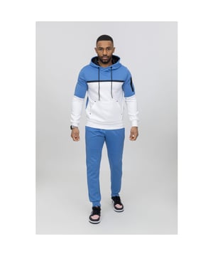 
Heren joggingpak sky blauw met wit van het Mode Italia merk Zayne Milano. Het Heren Trainingspak Blauw Benaco is gemaakt van zachte stoffen. Deze Tracksuit is prima te gebruiken voor Fitness, sporten, wandelen of  in huis te gebruiken als huispak of loungewear.
 Let op! Dit pak valt klein, neem een maat groter dan je gewend bent!

 Merk: Zayne Milano.
 Pasvorm: Valt klein.
 Materiaal: 95% Polyester, 5% elastaan.
 Kleur: Lichtblauw
 Sportcategorie: Fitness.
 Tailleband: Verstelbaar, elastisch.
 Sluiting: Met koordsluiting.
 Zakken: Met ritssluiting.
 Patroon: Effen.
 Details: Elastische tailleband.

 Artikelnummer: ZP638-3  Houd je kleding langer mooi!
 Was joggingkleding binnenstebuiten op maximaal 30°C met gelijksoortige stoffen of in een waszak.
 Samen wassen met (ruwe) handdoeken of spijkerstof veroorzaakt slijtage en pluisvorming
 Gebruik een