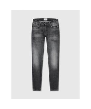 
Maak kennis met onze Denim Mid Grey Skinny-Mid Rise Fit Jeans, gemaakt van 99% katoen en 1% elastaan ​​voor een comfortabele stretch die zorgt voor flexibiliteit en een perfecte pasvorm. Deze jeans heeft een middelhoge taille en een skinny pasvorm, voor een slank, eigentijds silhouet. De enzymwas- en willekeurige wasbehandelingen zorgen voor een rijke, gestructureerde look, versterkt door 3D-snorharen en subtiele kattenkrabben voor een natuurlijk gedragen uiterlijk. De jeans heeft een handige ritssluiting en een klein driehoeksborduursel op de rechter achterzak zorgt voor een subtiel merkaccent. Op de tailleband is een zwarte leren patch met onze merknaam aangebracht, die het ontwerp compleet maakt. Deze jeans zijn een perfecte balans tussen stijl, comfort en duurzaamheid, waardoor ze een opvallend kledingstuk zijn voor elke garderobe.