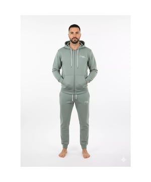 
Indigo Denim Heren Joggingpak – Lichtgroen | Sportief & Comfortabel

 Dit Indigo Denim heren joggingpak in stoer Lichtgroen is de perfecte keuze voor zowel sportieve als casual dagen. Dankzij de 65% katoen en 35% polyester mix, voelt de stof heerlijk zacht aan en biedt het een comfortabele pasvorm.

 De verstelbare tailleband zorgen voor een fijne fit, terwijl de steekzakken voldoende ruimte bieden voor je essentials. De