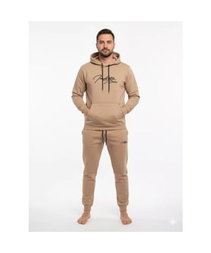 
Indigo Denim Heren Joggingpak – Bruin Acron | Sportief & Comfortabel

 Dit Indigo Denim heren joggingpak in stoer Bruin Acron is de perfecte keuze voor zowel sportieve als casual dagen. Dankzij de 65% katoen en 35% polyester mix, voelt de stof heerlijk zacht aan en biedt het een comfortabele pasvorm.

 De verstelbare tailleband zorgen voor een fijne fit, terwijl de steekzakken voldoende ruimte bieden voor je essentials. De