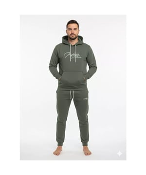 
Indigo Denim Heren Joggingpak – Donkergroen | Sportief & Comfortabel

 Dit Indigo Denim heren joggingpak in stoer Donkergroen is de perfecte keuze voor zowel sportieve als casual dagen. Dankzij de 65% katoen en 35% polyester mix, voelt de stof heerlijk zacht aan en biedt het een comfortabele pasvorm.

 De verstelbare tailleband zorgen voor een fijne fit, terwijl de steekzakken voldoende ruimte bieden voor je essentials. De