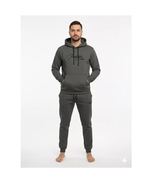 
Indigo Denim Heren Joggingpak – Donkergrijs | Sportief & Comfortabel

 Dit Indigo Denim heren joggingpak in stoer Donkergrijs is de perfecte keuze voor zowel sportieve als casual dagen. Dankzij de 65% katoen en 35% polyester mix, voelt de stof heerlijk zacht aan en biedt het een comfortabele pasvorm.

 De verstelbare tailleband zorgen voor een fijne fit, terwijl de steekzakken voldoende ruimte bieden voor je essentials. De