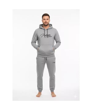 
Indigo Denim Heren Joggingpak – Lichtgrijs | Sportief & Comfortabel

 Dit Indigo Denim heren joggingpak in stoer Lichtgrijs is de perfecte keuze voor zowel sportieve als casual dagen. Dankzij de 65% katoen en 35% polyester mix, voelt de stof heerlijk zacht aan en biedt het een comfortabele pasvorm.

 De verstelbare tailleband zorgen voor een fijne fit, terwijl de steekzakken voldoende ruimte bieden voor je essentials. De