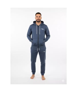 
Indigo Denim Heren Joggingpak – Navy Airforce | Sportief & Comfortabel

 Dit Indigo Denim heren joggingpak in stoer Navy Airforce is de perfecte keuze voor zowel sportieve als casual dagen. Dankzij de 65% katoen en 35% polyester mix, voelt de stof heerlijk zacht aan en biedt het een comfortabele pasvorm.

 De verstelbare tailleband zorgen voor een fijne fit, terwijl de steekzakken voldoende ruimte bieden voor je essentials. De