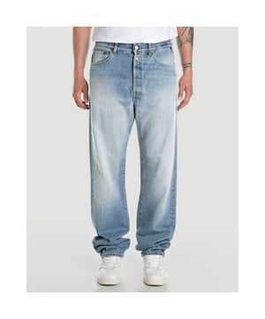 
- Over het Merk: Replay is een Italiaans kledingmerk dat in 1978 werd opgericht door Claudio Buziol. Het merk staat bekend om zijn trendy en casual ontwerpen, die zijn geïnspireerd door de urban lifestyle. De kleding van Replay is gemaakt van hoogwaardige materialen, zoals katoen, denim en leer. Het merk biedt een breed scala aan kleding aan, waaronder jeans, truien, jassen, broeken, shorts en accessoires. De ontwerpen van Replay zijn vaak geïnspireerd door de urban lifestyle. Het merk gebruikt moderne stijlelementen, zoals comfortabele pasvormen, trendy prints en opvallende logo's, om een ​​trendy en casual uitstraling te creëren.