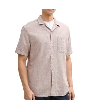 
<p>Casual linnen overhemd van Tom Tailor met korte mouwen, reverskraag. Dit bowling shirt heeft een opgestikte borstzak en is verkrijgbaar in 2 kleuren.</p>
<ul>
<li>Regular fit</li>
<li>Borstzakje</li>
<li>55% Linnen/ 45% Katoen</li>
</ul>