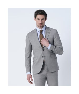 
Recall Shaped fit pak in prachtige kleur. Dit tweedelige pak heeft een shaped fit, wat inhoudt dat het pak bij de schouders wat breder valt terwijl de rest slanker toeloopt en meer getailleerd is. Het colbert heeft twee klepzakken, meerdere binnenzakken en een borstzak. Het pak heeft een klassieke uitstraling en is daarom een perfect pak voor een belangrijke gelegenheden. Je shopt dit fantastische pak hier! - Over het merk: Recall is een merk dat je wilt herinneren aan mooie, eerste momenten. De spanning en zenuwen bij je eerste date, je eerste sollicitatie of je eerste keer in een kostuum. Deze momenten blijven je lang bij en het merk Recall herinnert je aan die speciale momenten. Recall heeft verschillende pasvormen, wat maakt dat er voor iedere man wel een goedpassende optie bij zit.