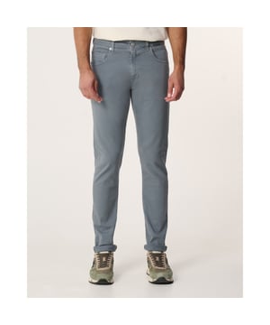 
- Over het Merk: Replay is een Italiaans kledingmerk dat in 1978 werd opgericht door Claudio Buziol. Het merk staat bekend om zijn trendy en casual ontwerpen, die zijn geïnspireerd door de urban lifestyle. De kleding van Replay is gemaakt van hoogwaardige materialen, zoals katoen, denim en leer. Het merk biedt een breed scala aan kleding aan, waaronder jeans, truien, jassen, broeken, shorts en accessoires. De ontwerpen van Replay zijn vaak geïnspireerd door de urban lifestyle. Het merk gebruikt moderne stijlelementen, zoals comfortabele pasvormen, trendy prints en opvallende logo's, om een ​​trendy en casual uitstraling te creëren.