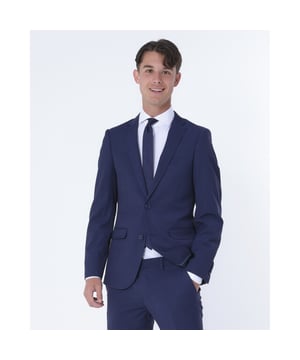
Runway PARTY - Mix & match jacket Ramon straalt in donkerblauw. Deze colbert van katoen biedt ultiem comfort met een verfijnde uitstraling. Het heeft een klassieke pasvorm met een enkele knoopsluiting en praktische voorzakken. Runway PARTY staat voor moderne elegantie en hoogwaardige materialen, waardoor je altijd zelfverzekerd voor de dag komt. - Over het Merk: Runway for Party People, de naam zegt het al een beetje, dit zijn kleding en accessoires voor de jonge mannen die een feestje hebben. Runway Party is uitermate geschikt voor jongens om jouw outfit met een gala, zoals het eindgala van de middelbare school, compleet te maken
