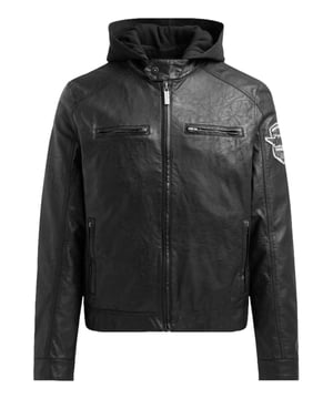 Die Camp David Kunstlederjacke für Herren vereint markanten Biker-Style mit modernem Komfort und wird schnell zu einem unverzichtbaren Highlight in jeder Casual-Garderobe. Die Jacke beeindruckt durch klassische Teilungsnähte im Biker-Stil, die den robusten Charakter unterstreichen, während der Kragensteg mit Druckknopfverschluss und die Druckknopfmanschetten für ein markantes, stylisches Detail sorgen. Praktische Brusttaschen und seitliche Einschubtaschen mit Zipper bieten sicheren Stauraum für Essentials, und der Label Patch auf dem linken Ärmel setzt ein sportives, authentisches Statement. Besonders vielseitig zeigt sich die abtrennbare Sweatkapuze, die bei Bedarf zusätzlichen Schutz vor Wind und Wetter bietet und zugleich den lässigen Look unterstreicht. Hergestellt aus hochwertigen Materialien, garantiert die Kunstlederjacke ein angenehmes Tragegefühl, Langlebigkeit und hohen Komfort. Ob kombiniert mit Jeans, Chinos oder Casual-Hosen, dieses modische Piece vereint urbane Coolness und lässige Eleganz auf perfekte Weise, macht jeden Auftritt markant und wird schnell zum Lieblingsstück für stilbewusste Männer, die Komfort und trendbewusste Details gleichermaßen schätzen.