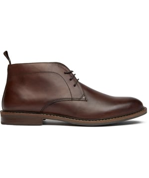 El Chuck Chukka de Soletrader aporta una sofisticación atemporal a tu rotación diaria. Fabricadas con cuero marrón suave y construidas sobre una suela sintética duradera, estas botas logran el equilibrio perfecto entre la robustez y el estilo refinado. La clásica silueta de punta redonda las hace igual de adecuadas para unos vaqueros de fin de semana o unos chinos a medida, demostrando que el calzado versátil nunca pasa de moda.