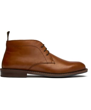 La bota Chuck Chukka de SOLETRADER aporta un atractivo atemporal a tu vestuario diario con su rica construcción en cuero marrón y su clásica silueta de punta redonda. Estas botas versátiles logran el equilibrio perfecto entre comodidad casual y estilo refinado, lo que las hace ideales para todo, desde aventuras de fin de semana hasta looks inteligentes y casuales de oficina. Construidas con una suela sintética duradera, están diseñadas para mantener el ritmo de tu ajetreado estilo de vida mientras conservan esa apariencia pulida con facilidad.