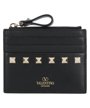Valentino Garavani Rockstud Münz- und Kartenetui aus Kalbsleder
– Nieten und Metallteile in Platin-Optik
– Münzfach mit Reißverschluss
– Sechs Kartenfächer
– Maße: B 10,5 x H 8 cm
– Hergestellt in Italien. Maße: Breite: 105 mm, Höhe: 80 mm