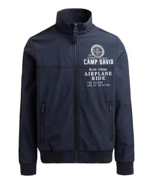 Die Camp David Softshelljacke für Herren vereint sportlich-lässigen Stil mit hohem Tragekomfort und wird schnell zu einem unverzichtbaren Begleiter für den Alltag und Outdoor-Aktivitäten. Die Softshell Langarmjacke überzeugt durch ihre modische Optik, bei der auffällige Tapes auf Schultern und Armen für dynamische Akzente sorgen, während detailreiche Artworks mit Stickereien auf Vorder- und Rückseite dem Kleidungsstück einen individuellen, urbanen Charakter verleihen. Der Stehkragen ist innen gerippt und bietet zusätzlichen Schutz vor Wind, während das Innenfutter aus Mesh für optimale Atmungsaktivität sorgt. Praktische seitliche Einschubtaschen mit Zipper bieten Stauraum für Essentials und verbinden Funktionalität mit stilvollen Details. Rippbündchen an Ärmeln und Saum garantieren eine perfekte Passform, hohen Komfort und halten die Wärme, ohne einzuengen. Hergestellt aus hochwertigen Materialien überzeugt die Softshelljacke durch Langlebigkeit, angenehmes Tragegefühl und moderne Verarbeitung. Ob zu Jeans, Chinos oder Casual-Hosen getragen, diese Jacke verleiht jedem Outfit eine lässige, sportliche Note und wird schnell zum vielseitigen Favoriten für stilbewusste Männer, die Komfort und modischen Anspruch gleichermaßen schätzen.