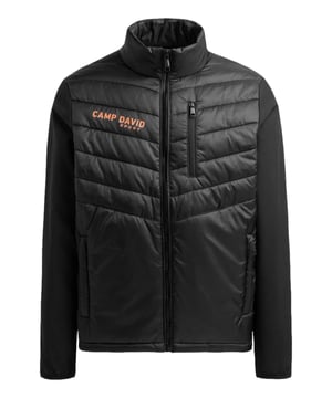 Die Camp David Softshelljacke für Herren vereint modernen Casual-Style mit funktionalem Komfort und wird schnell zu einem unverzichtbaren Begleiter für Alltag und Freizeit. Die Softshell Langarmjacke besticht durch ihre clevere Materialkombination: die teils gesteppte Vorderseite aus Ripstop-Nylon sorgt für Struktur und einen markanten Look, während Rückseite und Ärmel aus flexiblem Softshell höchsten Tragekomfort und Bewegungsfreiheit garantieren. Ein Stehkragen mit Frontzipper schützt zuverlässig vor Wind und verleiht der Jacke einen sportlich-modernen Ausdruck, ergänzt durch den markanten CAMP DAVID Print auf der Vorderseite und das detailreiche Print Artwork auf dem Rücken, das urbanen Charakter und Stilbewusstsein zeigt. Die gerade geschnittene Passform bietet eine lockere, bequeme Silhouette, elastische Säume an Ärmeln und Rückenpartie sorgen für optimale Bewegungsfreiheit und eine perfekte Anpassung an den Körper. Praktische seitliche Einschubtaschen mit Zipper bieten sicheren Stauraum für Essentials und runden die Kombination aus Funktionalität und Design ab. Hergestellt aus hochwertigen Materialien, überzeugt die Softshelljacke durch Langlebigkeit, angenehmes Tragegefühl und hohen Komfort. Ob zu Jeans, Chinos oder Casual-Hosen getragen, diese modische Jacke verleiht jedem Outfit eine lässige, sportlich-elegante Note und wird schnell zum Favoriten für Männer, die Stil, Komfort und Alltagstauglichkeit gleichermaßen schätzen.