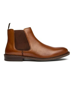La bota Chelsea Soletrader Steve aporta una sofisticación atemporal en un rico cuero marrón que solo mejora con la edad. Diseñadas con una clásica silueta de punta redonda y una suela sintética que garantiza una tracción confiable, estas botas de tobillo se ponen con facilidad gracias a su diseño tradicional Chelsea. Ya sea que te dirigas a la oficina o salgas a tomar algo el fin de semana, el Steve ofrece ese equilibrio perfecto entre encanto robusto y estilo refinado que combina con todo, desde pantalones de corte hasta denim oscuro.