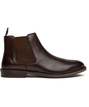 Las botas Chelsea Soletrader Steve aportan una sofisticación atemporal a tu vestuario diario. Elaboradas en rico cuero marrón con los clásicos paneles laterales elásticos que definen la silueta Chelsea, estas botas de tobillo se ponen con facilidad mientras ofrecen ese aspecto pulido que necesitas. La punta redonda ofrece un cómodo espacio para usar durante todo el día, mientras que la suela sintética proporciona un agarre fiable y durabilidad para tus aventuras urbanas.