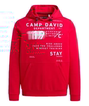 Der Hoodie für Herren von Camp David vereint moderne Details mit klassischem Komfort und wird so zu einem unverzichtbaren Begleiter für lässige Alltags- und Freizeitoutfits. Die leger geschnittene Passform sorgt für ein entspanntes Tragegefühl, während die gefütterte Kapuze mit verstellbarem Gummizug und dekorativem Folienprint zusätzlichen Style und Funktionalität bietet. Praktisch ist die Kängurutasche mit verdeckten Zippern, die nicht nur Stauraum für Kleinigkeiten schafft, sondern auch das Design elegant abrundet. Rippbündchen an Ärmeln und Saum sichern eine optimale Passform und unterstreichen die hochwertige Verarbeitung. Die kontrastvollen Rubber Artworks auf Vorder- und Rückseite setzen markante Akzente und verleihen dem Hoodie einen urbanen, trendigen Look, während das glatte Interlockmaterial für ein angenehmes Hautgefühl und Langlebigkeit sorgt. Mit seinem modernen Design, dem hohen Tragekomfort und der sorgfältigen Materialwahl ist dieser Hoodie perfekt für Männer, die Stil, Funktionalität und modischen Ausdruck in einem Kleidungsstück vereinen möchten.
