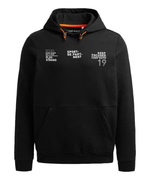 Der Hoodie für Herren von Camp David vereint moderne Details mit klassischem Komfort und wird so zu einem unverzichtbaren Begleiter für lässige Alltags- und Freizeitoutfits. Die leger geschnittene Passform sorgt für ein entspanntes Tragegefühl, während die gefütterte Kapuze mit verstellbarem Gummizug und dekorativem Folienprint zusätzlichen Style und Funktionalität bietet. Praktisch ist die Kängurutasche mit verdeckten Zippern, die nicht nur Stauraum für Kleinigkeiten schafft, sondern auch das Design elegant abrundet. Rippbündchen an Ärmeln und Saum sichern eine optimale Passform und unterstreichen die hochwertige Verarbeitung. Die kontrastvollen Rubber Artworks auf Vorder- und Rückseite setzen markante Akzente und verleihen dem Hoodie einen urbanen, trendigen Look, während das glatte Interlockmaterial für ein angenehmes Hautgefühl und Langlebigkeit sorgt. Mit seinem modernen Design, dem hohen Tragekomfort und der sorgfältigen Materialwahl ist dieser Hoodie perfekt für Männer, die Stil, Funktionalität und modischen Ausdruck in einem Kleidungsstück vereinen möchten.