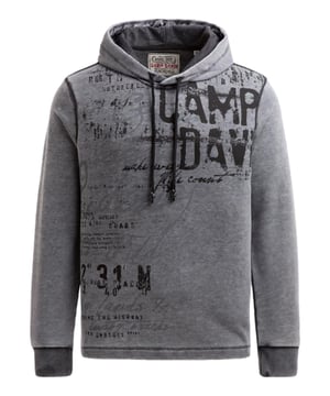 Der Hoodie für Herren von Camp David ist ein stylisches Statement-Piece, das klassischen Komfort mit urbanem Vintage-Flair kombiniert und sich ideal für entspannte Freizeit-Looks eignet. Die Relaxed Fit Passform sorgt für ein angenehmes, legeres Tragegefühl, während die gefütterte Kapuze mit Kordelzug nicht nur wärmt, sondern dem Hoodie gleichzeitig eine sportliche Note verleiht. Die Ausbrenner-Effekte und die softe Haptik schaffen eine authentische Used-Optik, die durch den großen Used Print auf der Vorderseite und den plakativen Wording Print stilvoll ergänzt wird. Rippbündchen an den Ärmeln und Flatlocknähte an den Seiten unterstreichen die hochwertige Verarbeitung und sorgen für eine langlebige Passform. Mit seinem auffälligen Design, dem authentischen Vintage-Look und der Kombination aus Komfort, modischem Ausdruck und sorgfältig ausgewählten Materialien ist dieser Hoodie perfekt für alle, die ihren Alltagsstil mit einem Hauch Coolness und Individualität aufwerten möchten.