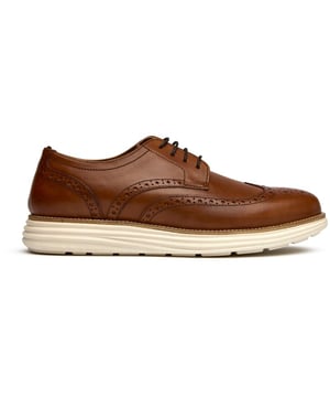 Diseñados para el caballero exigente, los Thomas Crick Harrington combinan la elegancia tradicional del brogue con la comodidad moderna. Los lujosos empeines de cuero en tonos marrón exhiben intrincados detalles perforados, mientras que la suela de goma ligera garantiza una comodidad durante todo el día sin sacrificar el estilo. Estos versátiles zapatos de vestir conectan sin esfuerzo las ocasiones formales con los momentos smart-casual, convirtiéndose en una adición esencial para cualquier guardarropa refinado.