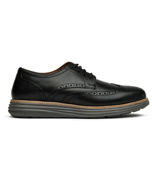 El Thomas Crick Harrington aporta una sofisticación clásica de brogue al vestuario moderno con su elegante construcción en cuero negro y su distintivo detalle perforado. Construido sobre una suela de goma ligera que te mantiene cómodo desde la sala de juntas hasta la salida nocturna, estos zapatos logran el equilibrio perfecto entre la artesanía tradicional y la practicidad contemporánea. Una elección refinada para el caballero exigente que valora tanto el estilo como la sustancia.
