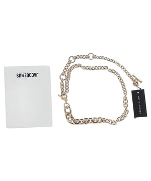 The Le Noli Belt from Jacquemus transforms functional design into wearable jewelry. Cast in gold-tone brass, it features glossy interlocking links in two distinct sizes, creating visual rhythm and dimension. Finished with the brand’s signature logo lettering at the tip, this piece is as much an accessory as it is a conversation starter.



Jacquemus Le Noli Belt in Gold Brass
Condition: New with tag
Signs of wear: Out of store condition. Include tags, box and pouch.
Packaging: None
Color: Metallic | gold
Material: Metal | brass
Size: One Size | One Size
Measurements: Width: 20; Length: 1050
SKU: NAPPUGBJE518767W