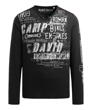Dieses Camp David Langarmshirt für Herren vereint lässige Coolness mit hochwertigem Tragekomfort und wird schnell zu einem unverzichtbaren Bestandteil Ihrer Casual-Garderobe. Die plakativ gestalteten Label-Prints mit Used-Optik auf Vorderseite, Rücken und Ärmeln ziehen sofort alle Blicke auf sich und verleihen dem Langarmshirt einen modernen, individuellen Charakter, während die markanten Kontrastnähte an Schultern und Seiten für ein dynamisches, stylisches Detail sorgen. Die Flammgarnstruktur verleiht dem Material eine besondere Haptik und einen subtilen Vintage-Look, während der V-Ausschnitt eine legere Eleganz ausstrahlt und perfekt mit den offenen Kanten an allen Säumen harmoniert. Dank der Regular Fit Passform sitzt das Langarmshirt komfortabel, ohne einzuengen, und bietet Bewegungsfreiheit für den Alltag oder entspannte Wochenenden. Hergestellt aus sorgfältig ausgewählten, hochwertigen Materialien garantiert es ein angenehmes Hautgefühl, Langlebigkeit und Strapazierfähigkeit. Ob zu Jeans, Chinos oder Shorts getragen, dieses modische Langarmshirt vereint Style und Komfort mühelos, passt ideal zu einem lässigen Casual-Look und wird schnell zu einem vielseitigen Favoriten, der jedem Outfit eine markante, maskuline Note verleiht.