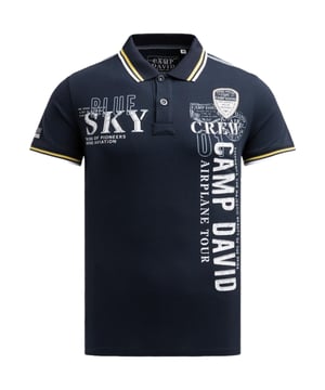 Das Poloshirt für Herren überzeugt durch eine gekonnte Verbindung von klassischem Stil und modernen Details und wird so zum vielseitigen Lieblingsstück in jeder Garderobe. Die Vorder- und Rückseite sind mit ausdrucksstarken Artworks versehen, die teils durch Stickereien und Patches hervorgehoben werden und dem Shirt eine individuelle, trendbewusste Note verleihen. Der klassische Trikotkragen, die Ärmelbündchen mit Streifen-Tippings und die 2-Knopfleiste setzen elegante Akzente, während Seitenschlitze und die legere Schnittform Bewegungsfreiheit und hohen Tragekomfort garantieren. Zusätzliche Details wie Tapes auf den Schultern und kontrastfarbene Nähte an den Seiten runden das Design ab und unterstreichen die hochwertige Verarbeitung. Ob casual mit Jeans oder sportlich mit Chinos kombiniert, dieses Poloshirt bietet eine perfekte Balance aus Stil, Komfort und modischem Ausdruck und ist aus sorgfältig ausgewählten Materialien gefertigt, die Langlebigkeit und angenehmes Tragegefühl sicherstellen.