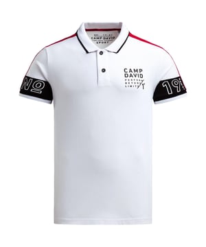 Das Poloshirt für Herren von Camp David vereint sportiven Stil mit modischen Akzenten und wird so zu einem markanten Highlight für jeden Kleiderschrank. Der Trikotkragen und die Ärmelbündchen sind mit Kontraststreifen versehen, die dem Shirt einen dynamischen Touch verleihen, während die leger geschnittene Passform für ein angenehmes und entspanntes Tragegefühl sorgt. Mit seiner 2-Knopfleiste zeigt es sich im klassischen Polo-Look, doch durch das moderne Colour-Blocking an den Ärmeln wird das Design besonders auffällig und stilvoll. Ausdrucksstarke Label Prints auf der Vorderseite und den Ärmeln unterstreichen den sportiven Charakter und bringen gleichzeitig den unverwechselbaren Camp David Stil zum Ausdruck. Die auffälligen Farbkontraste an den Ärmeln verleihen dem Shirt eine frische und trendige Note, die sich sowohl in der Freizeit als auch bei sportlichen Aktivitäten perfekt einsetzen lässt. Kurzärmlig und aus hochwertigen Materialien gefertigt, bietet dieses Poloshirt nicht nur hohen Tragekomfort, sondern auch Langlebigkeit und Pflegeleichtigkeit. Es kombiniert Funktionalität mit modischem Anspruch und wird dadurch zum idealen Begleiter für Männer, die Wert auf Individualität, Komfort und einen selbstbewussten Auftritt legen.