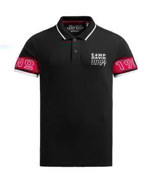 Das Poloshirt für Herren von Camp David vereint sportiven Stil mit modischen Akzenten und wird so zu einem markanten Highlight für jeden Kleiderschrank. Der Trikotkragen und die Ärmelbündchen sind mit Kontraststreifen versehen, die dem Shirt einen dynamischen Touch verleihen, während die leger geschnittene Passform für ein angenehmes und entspanntes Tragegefühl sorgt. Mit seiner 2-Knopfleiste zeigt es sich im klassischen Polo-Look, doch durch das moderne Colour-Blocking an den Ärmeln wird das Design besonders auffällig und stilvoll. Ausdrucksstarke Label Prints auf der Vorderseite und den Ärmeln unterstreichen den sportiven Charakter und bringen gleichzeitig den unverwechselbaren Camp David Stil zum Ausdruck. Die auffälligen Farbkontraste an den Ärmeln verleihen dem Shirt eine frische und trendige Note, die sich sowohl in der Freizeit als auch bei sportlichen Aktivitäten perfekt einsetzen lässt. Kurzärmlig und aus hochwertigen Materialien gefertigt, bietet dieses Poloshirt nicht nur hohen Tragekomfort, sondern auch Langlebigkeit und Pflegeleichtigkeit. Es kombiniert Funktionalität mit modischem Anspruch und wird dadurch zum idealen Begleiter für Männer, die Wert auf Individualität, Komfort und einen selbstbewussten Auftritt legen.