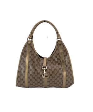 Empfohlener Verkaufspreis
Entdecken Sie die zeitlose Eleganz von Gucci mit der Bardot Hobo – einer perfekten Mischung aus eleganter Eleganz und modernem Flair. Diese Hobo-Tasche aus dem ikonischen braun-beigen GG Crystal Canvas wird durch luxuriöse goldene Lederbesätze wunderschön ergänzt, die ihr einen Hauch von Glamour verleihen. Der goldfarbene Verschluss auf der Vorderseite verströmt klassischen Gucci-Charme, während das geräumige Design dafür sorgt, dass sie ebenso praktisch wie stilvoll ist. Ob fürs Büro oder einen entspannten Tag – diese Hobo bietet Komfort und Stil. Das braune Stofffutter sorgt für einen sanften Kontrast, und im Inneren befindet sich eine praktische Seitentasche für einfachen Zugriff auf Ihre wichtigsten Dinge. Im Inneren finden Sie das Etikett „Gucci – Made in Italy“ mit einer Seriennummer auf der Rückseite, die die Handwerkskunst dieses atemberaubenden Stücks unterstreicht. Die Bardot Joy Hobo ist das ultimative Statement-Accessoire für alle, die dezenten Luxus und lässigen Stil schätzen. Zustandsbewertung: B – SEHR GUTER ZUSTAND. Zustandsdetails: Wenig getragen. An den Rändern des Lederbesatzes befinden sich einige Klebespuren (diese können jedoch entfernt werden). Bitte schauen Sie sich die Fotos genau an und fragen Sie nach Einzelheiten. Maße (cm): Tiefe: 10,2 Höhe: 22,9 Länge: 38,1 Weitere Details: Staubbeutel? Nein Schlüssel? Nein Box? Nein Maße: Breite: 102 mm Länge: 381 mm Höhe: 229 mm Riemenlänge: 0 mm Griffabfall: 0 mm
