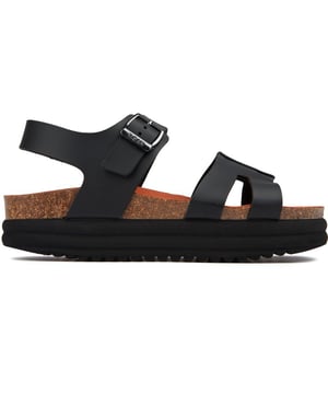Pon tu mejor pie adelante con las sandalias Vegan Clove de V.GAN. Las sandalias tienen correas negras con una hebilla de metal ajustable y cuentan con una suela flatform gruesa de doble altura. La sandalia está aprobada por PETA y está hecha de materiales sostenibles y éticamente obtenidos. Esta es la moda ética y vegana en su máxima expresión.
