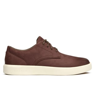 El Cole Haan Grand Crosscourt Daily aporta un atletismo refinado a tu rotación diaria. Elaborado con suave piel marrón y la tecnología de suela Grand 360, característica de la marca, estos zapatos con cordones ofrecen la comodidad de una zapatilla con el acabado de unos zapatos de vestir. La parte superior limpia y minimalista mantiene la versatilidad, mientras que la construcción ligera asegura la comodidad durante todo el día. Perfecto para el hombre moderno que valora tanto el estilo como la sustancia.