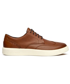 Refinado pero relajado, el Cole Haan Grand Crosscourt Daily Wing combina la artesanía clásica del brogue con el uso diario. Este zapato de cuero marrón con cordones presenta un sutil detalle de alas y la innovadora tecnología de suela Grand 360 de Cole Haan, que ofrece una comodidad y flexibilidad superiores. Su construcción ligera lo hace perfecto para largos días en la oficina o paseos de fin de semana, mientras que la suela de goma duradera garantiza una tracción confiable en cualquier superficie.