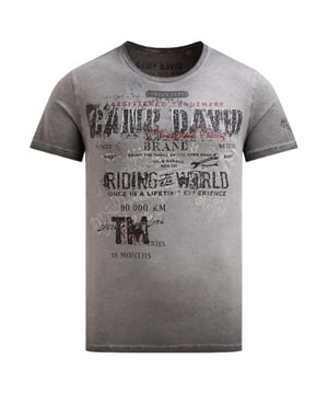 Das T-Shirt für Männer von Camp David ist ein echtes Statement-Piece für alle, die Wert auf Individualität und stilvolle Lässigkeit legen. Mit seiner markanten Oil-Dyed-Optik und dem coolen Vintage-Look verleiht es jedem Outfit eine authentische Note, die durch die lässigen Crack Prints auf Vorder- und Rückseite noch verstärkt wird. Die Kontrastnähte auf den Schultern setzen sportliche Akzente, während der Logo Print auf dem linken Ärmel subtil auf die Marke verweist. In Regular Fit Passform geschnitten, bietet das Shirt ein angenehmes und bequemes Tragegefühl, das sich perfekt an jede Alltagssituation anpasst. Der klassische Rundhalsausschnitt und die kurzärmlige Form unterstreichen den unkomplizierten Charakter, während die hochwertigen Materialien für ein weiches Hautgefühl, Langlebigkeit und optimalen Komfort sorgen. Ob solo getragen zu Jeans oder als Teil eines entspannten Layer-Looks – dieses T-Shirt vereint lässige Artworks mit einer modernen Passform und ist ein Must-Have für alle, die ihren Look mit einem Hauch Vintage und urbanem Flair aufwerten möchten.