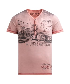 Das Henley T-Shirt für Herren von Camp David vereint modernen Vintage-Charme mit höchstem Tragekomfort und ist ein echtes Statement für jeden Kleiderschrank. Die Flammgarnstruktur in Kombination mit der Oil-Dyed-Optik verleiht dem Shirt eine authentische, leicht abgenutzte Note, die durch den Photoprint-Verlauf über Vorderseite, Ärmel und Schultern zusätzlich dynamisch wirkt. Der klassische Henley-Ausschnitt mit V-Neck und 3-Knopfleiste sowie die offene Kante setzen modische Akzente und unterstreichen die lässige Eleganz des T-Shirts. In Regular Fit Passform geschnitten, bietet es Bewegungsfreiheit und ein angenehmes Tragegefühl, während die kurzärmlige Form ideal für warme Tage oder als Layering-Piece ist. Hergestellt aus hochwertigen Materialien überzeugt das Shirt nicht nur durch seine Langlebigkeit und die hochwertige Haptik, sondern auch durch die Kombination aus Stil, Komfort und urbaner Coolness, die es zum perfekten Begleiter für Freizeit, Alltag und entspannte Ausflüge macht.