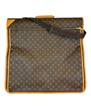 VINTAGE, RRP AS NEW



Dieser vintage Louis Vuitton Kleidersack wurde aus Monogram Canvas gefertigt.  Die Vorderseite hat einen goldfarbenen Reissverschluss, der in der Mitte verläuft. Der Kleidersack kann in der Hälfte gefaltet und an den Doppelgriffen getragen werden. Er wird mit einem Namensschild geliefert. Das Innere ist mit seidig weichem, beigem Stoff gefüttert. Großartig für alle Ihre Reisebedürfnisse!

 Measurments:  width: 590 mm length: 930 mm height: 25 mm strap length: 0 mm handle drop: 0 mm