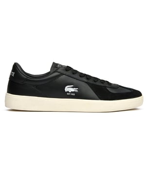 El Lacoste Baseshot aporta un estilo refinado de cancha a tu rotación diaria. Elaborado con una parte superior sintética elegante en negro clásico, estos entrenadores presentan el icónico logotipo del cocodrilo que habla de la herencia tenística de Lacoste. La lengüeta acolchada garantiza comodidad durante el uso prolongado, mientras que la plantilla OrthoLite proporciona una amortiguación y transpirabilidad superiores. Una suela de goma duradera completa este diseño versátil que transita sin esfuerzo del campo a las calles.